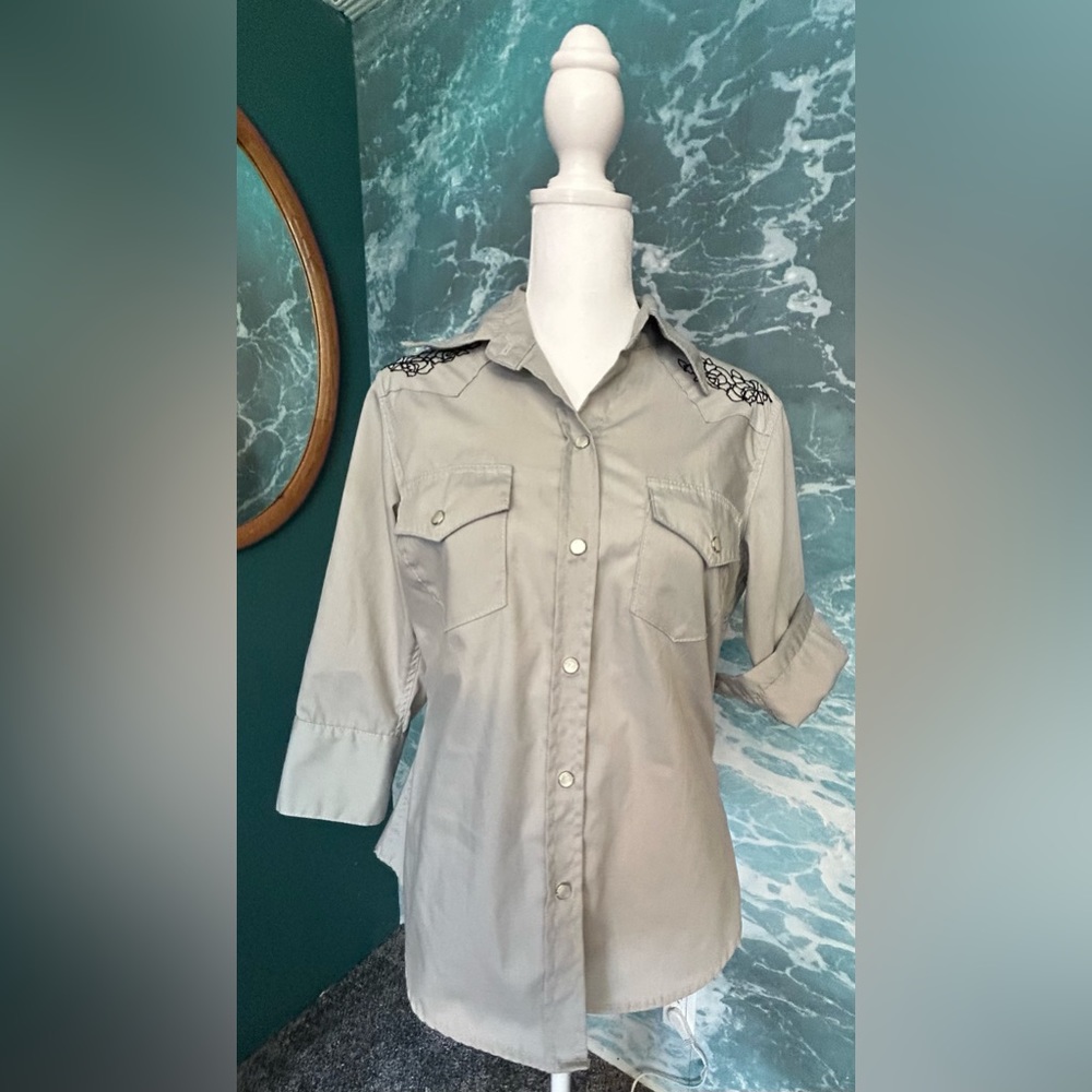Embroidered 3/4 sleeve button down shirt